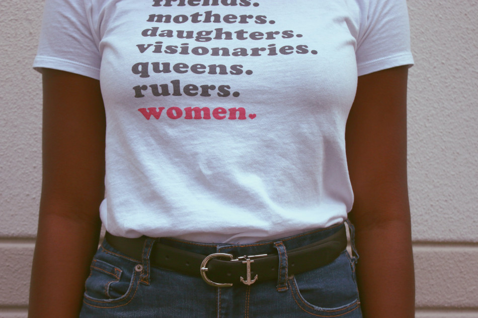 Pexel. Mujer llevando camisa con palabras inspiradoras.