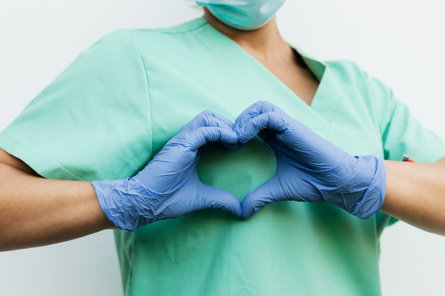 Enfermera haciendo gesto en forma de corazón
