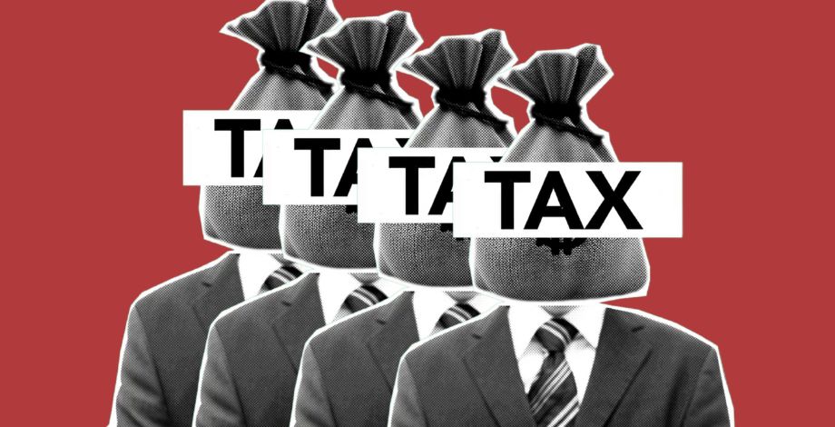 Cuatro figuras en traje con sacos de dinero en la cabeza etiquetados como TAX.